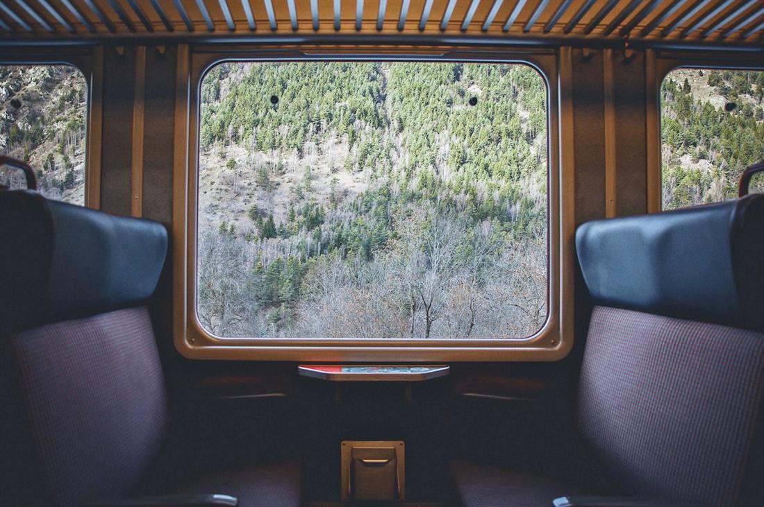 Uitzicht op bossen door het venster van een klassieke trein